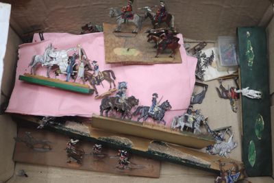 plein de petits soldats dans une boîte posée par terre