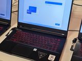 trois ordinateurs portables posés sur une table