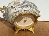 un vase décoratif posé sur une table en bois