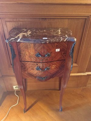 une table en bois avec un plateau en marbre