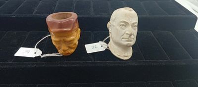 deux vases posés sur un plateau noir