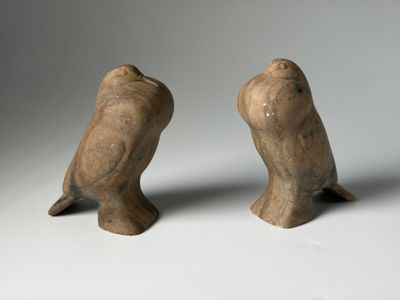 Paire de serre-livres en pierre sculpté, représentant un cou…