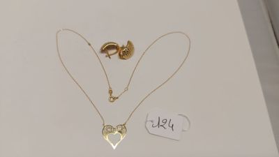 une boîte contenant deux colliers et une paire de boucles d'oreilles