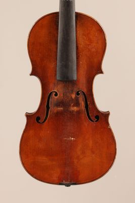 un vieux violon avec un archet sur fond blanc