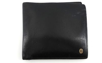 portefeuille en cuir noir sur fond blanc