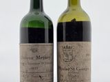 deux bouteilles de vin posées l'une à côté de l'autre sur une table