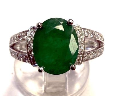 Bague ajourée en or blanc 750°/.(18K) 6g25 ornée d'une Emera…