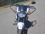 une moto garée sur le côté de la route
