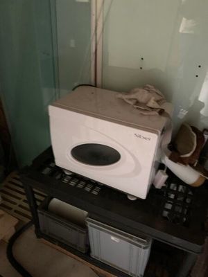 un micro-ondes posé sur une table dans une pièce
