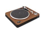 gros plan d'une table tournante sur laquelle se trouve un tourne-disque
