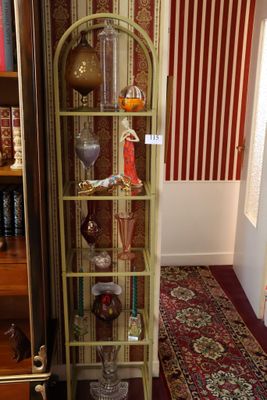 une vitrine en verre dans le coin d'une pièce