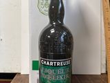 une bouteille d'alcool posée sur une table à côté d'une règle