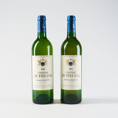 deux bouteilles de vin posées l'une à côté de l'autre sur une surface blanche