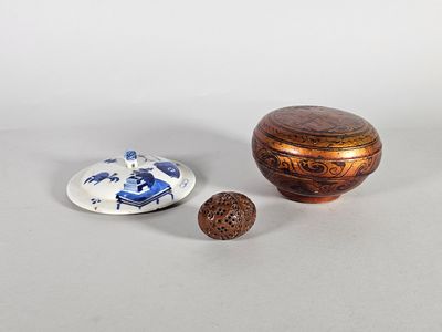 Lot de trois objets, dont un couvercle de pot en porcelaine …