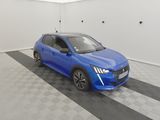 la voiture bleue est garée dans le garage sur le sol en damier