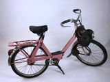 un vélo rose avec un panier à l'arrière
