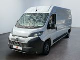 la photo d'une camionnette blanche garée dans une pièce