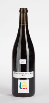une bouteille de vin posée sur une table