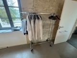 une photo d'un portant à vêtements dans une pièce avec une fenêtre
