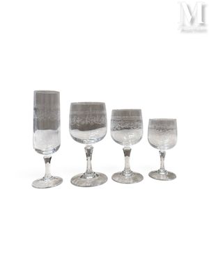 six verres à vin sont alignés sur une surface blanche
