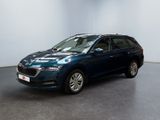 Une voiture bleue est garée dans une pièce aux murs blancs