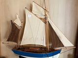 une maquette de voilier exposée dans une vitrine