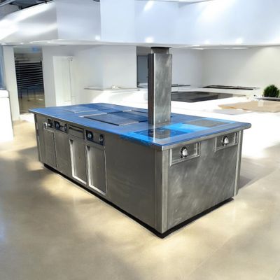 1 Fourneau central de marque Athanor ou piano de cuisson, re…