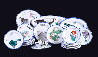 beaucoup d'assiettes ornées d'oiseaux et de fleurs