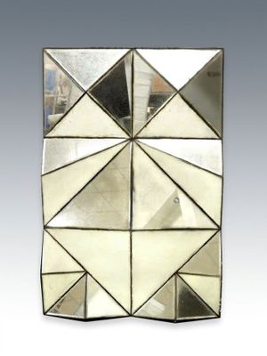 une image représentant un miroir orné d'un motif géométrique