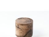 gros plan d'un objet en bois sur une surface blanche