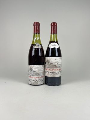 deux bouteilles de vin posées l'une à côté de l'autre sur une table