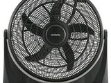 un ventilateur noir sur un pied, devant un fond blanc