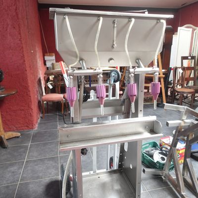 une machine posée sur une table dans une pièce