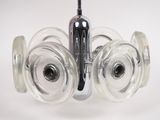 un gros plan sur un luminaire en verre muni d'une poignée noire