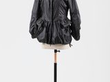 une image d'une veste noire sur un mannequin