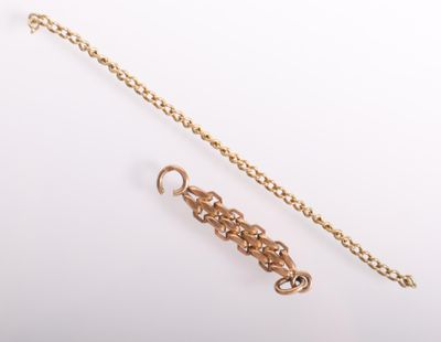 a close up of a gold chain with a clasp on it