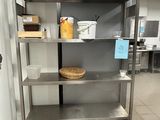 une étagère en métal sur laquelle est posé un panier, dans une cuisine