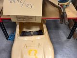 une boîte en carton posée sur une petite voiture dans un garage