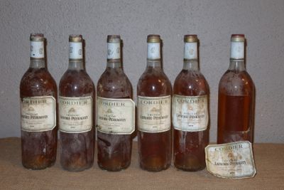 plusieurs bouteilles de vin sont alignées sur une table