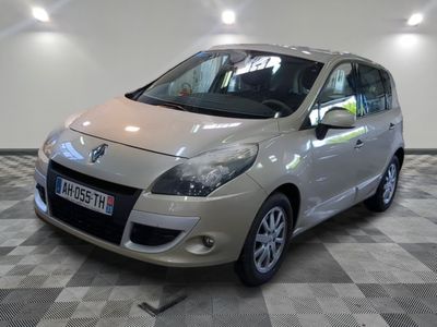 la photo d'une voiture argentée garée dans un garage