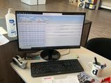 un bureau équipé d'un ordinateur et d'un clavier