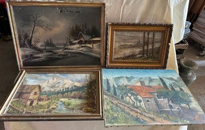 trois tableaux posés sur une table