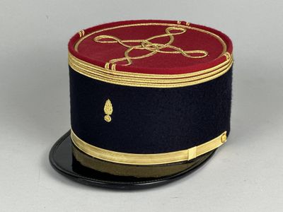 un chapeau orné d'un motif rouge et bleu