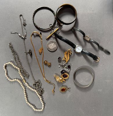 de nombreux types de bijoux sur la table