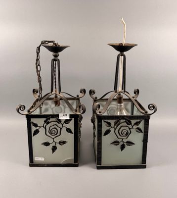 Paire de lanternes en fer forgé à décor floral stylisé.