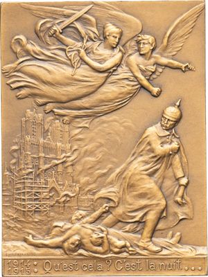 un gros plan d'une plaque en bronze ornée d'anges