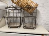 deux paniers posés sur un plan de travail à côté des toilettes