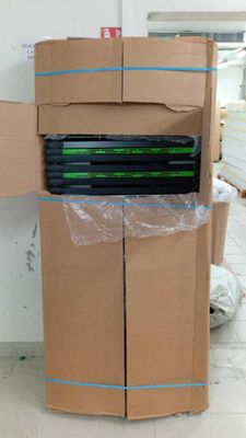 une boîte en carton contenant une pile d'ordinateurs portables