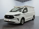 une camionnette blanche garée dans une grande pièce, avec une échelle sur le toit