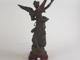statue d'une femme tenant un oiseau sur un socle, sur fond blanc